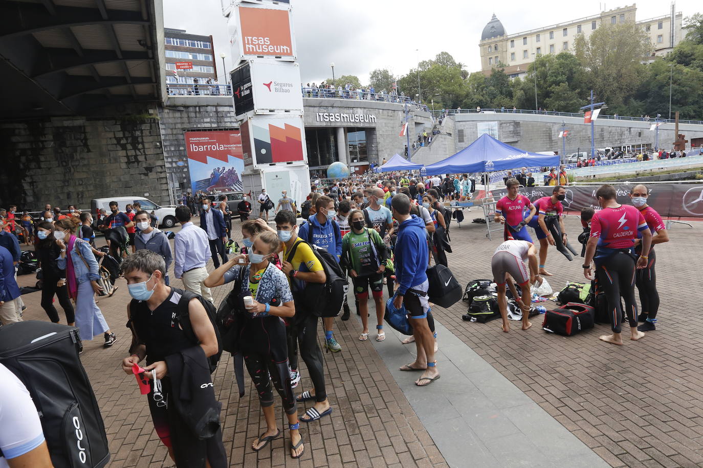 Fotos: Los bilbaínos disfrutan del triatlón