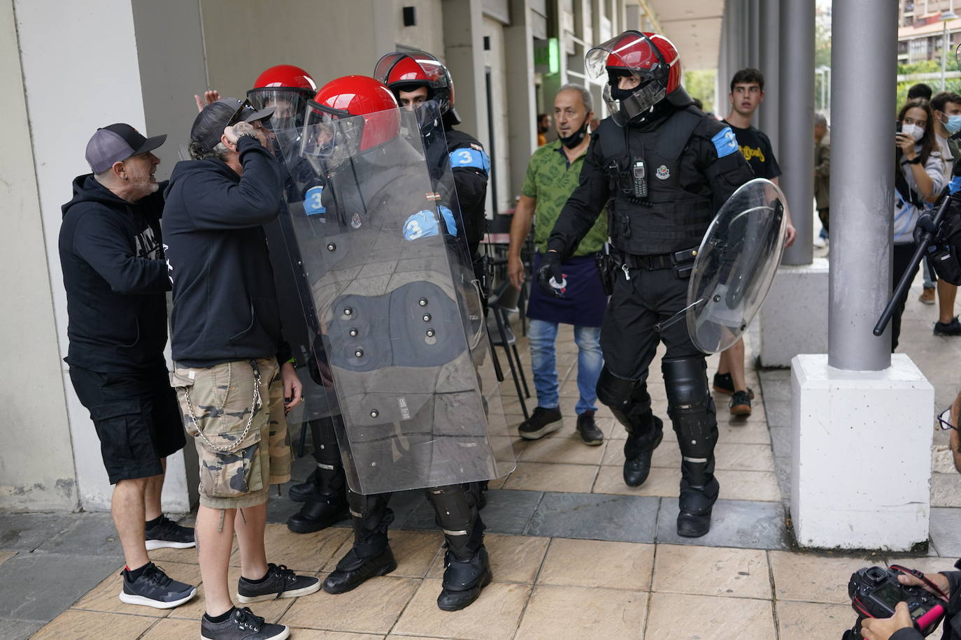 Fotos: Imágenes del homenaje a Parot y la concentración de Vox en Mondragon