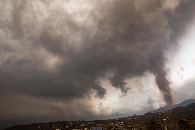 Fotos: El volcán de Canarias entra en erupción