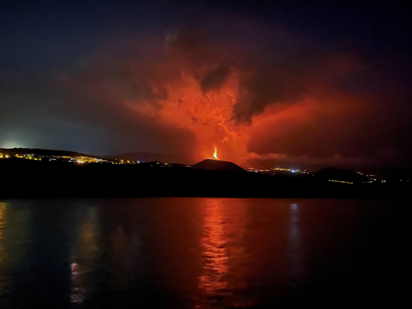 Fotos: El volcán de Canarias entra en erupción