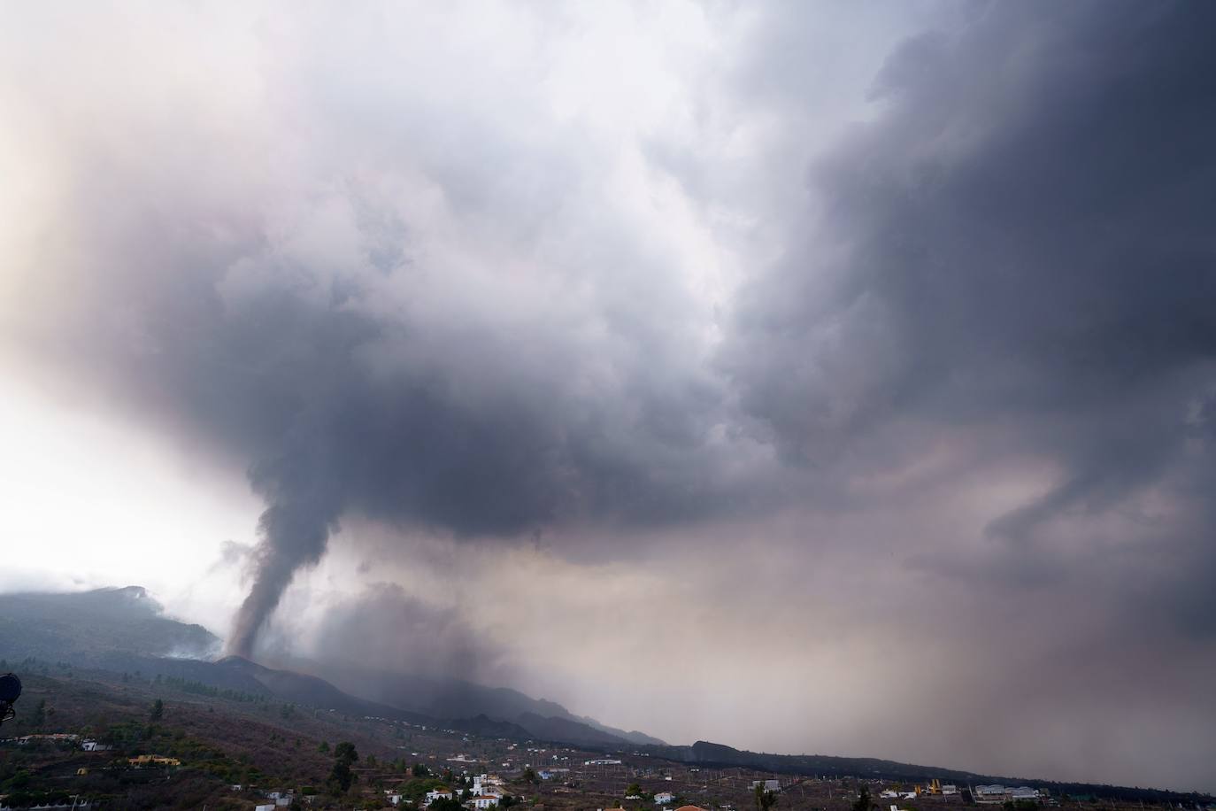 Fotos: El volcán de Canarias entra en erupción