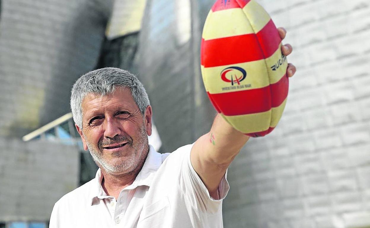 Mario Barandiarán posa frente al Museo Guggenheim. 