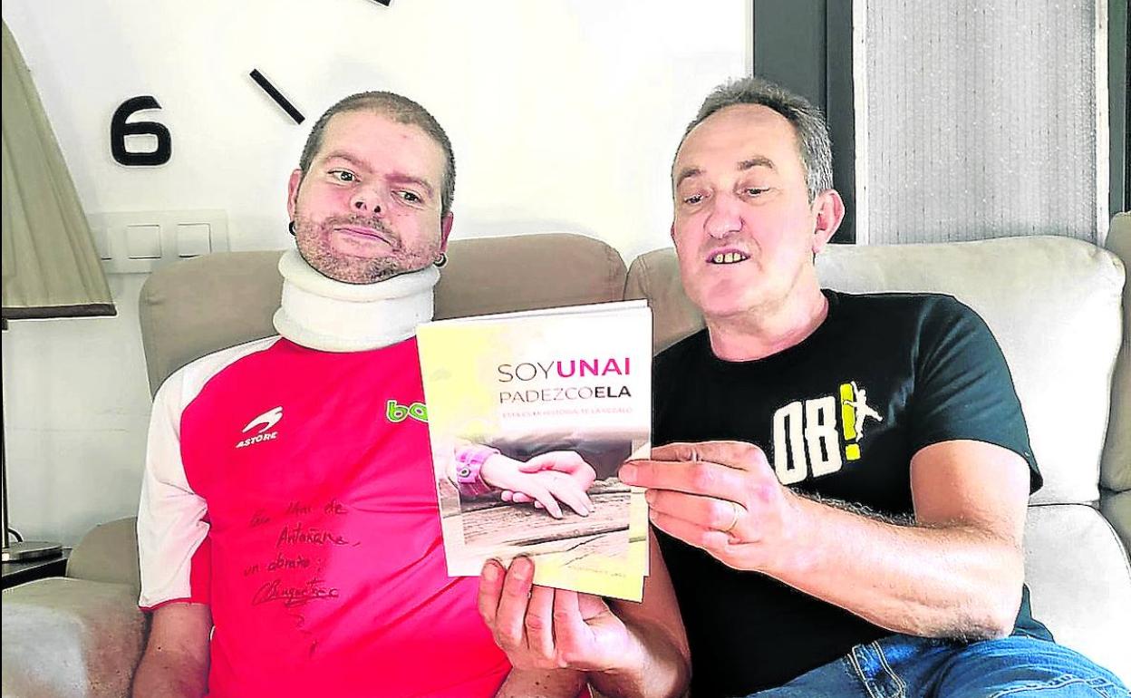 Unai Rodríguez y Koldo Berruete, con el libro que ahora tendrá una segunda edición. 