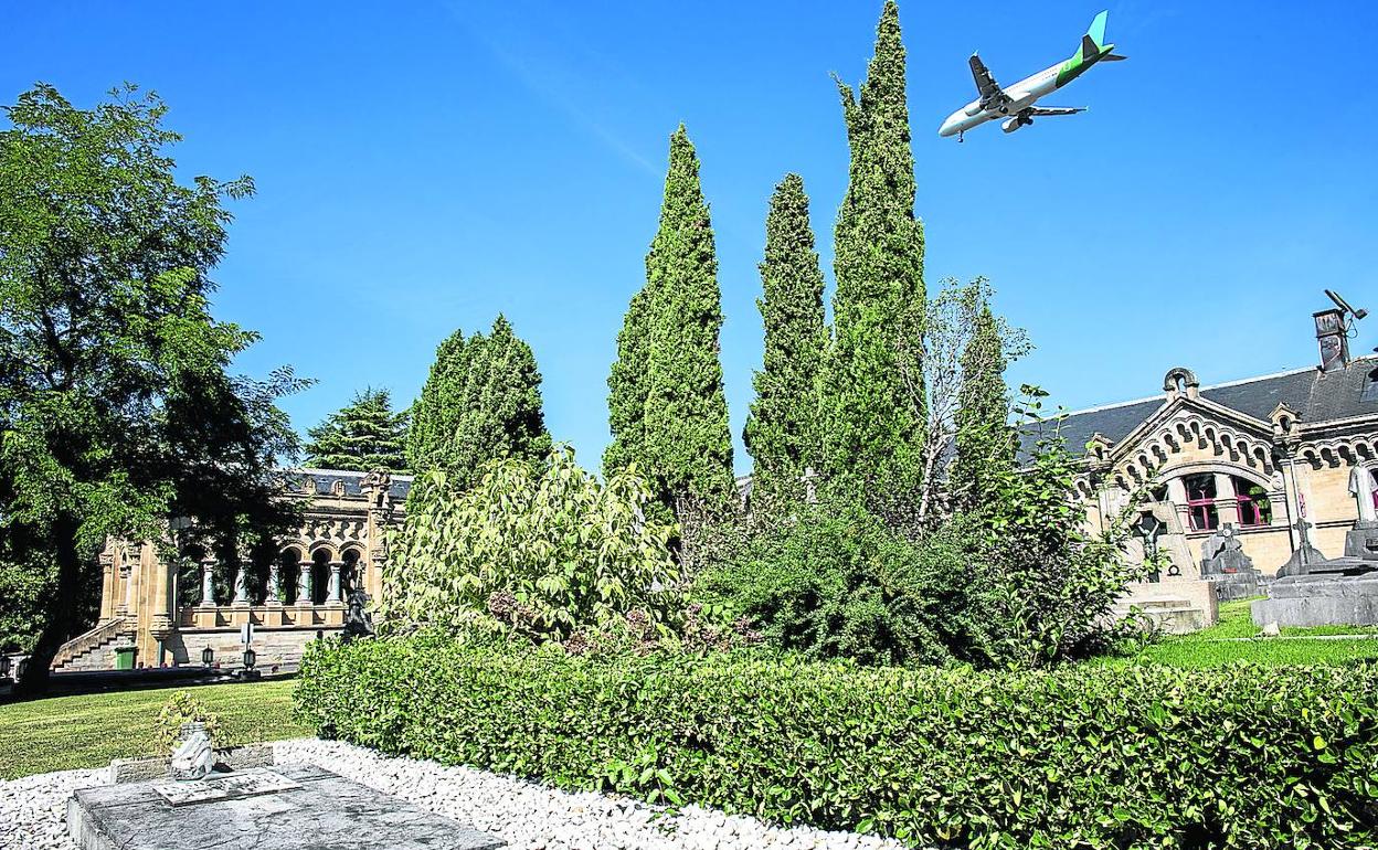 Un avión pasa sobre la tumba donde descansan los cuerpos de 74 víctimas del accidente, en el cementerio de Derio. Un lugar que poca gente conoce. 