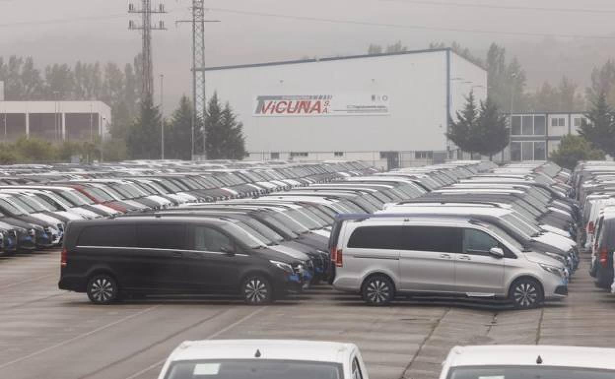 Furgonetas de Mercedes varadas en el polígono industrial de Araia 