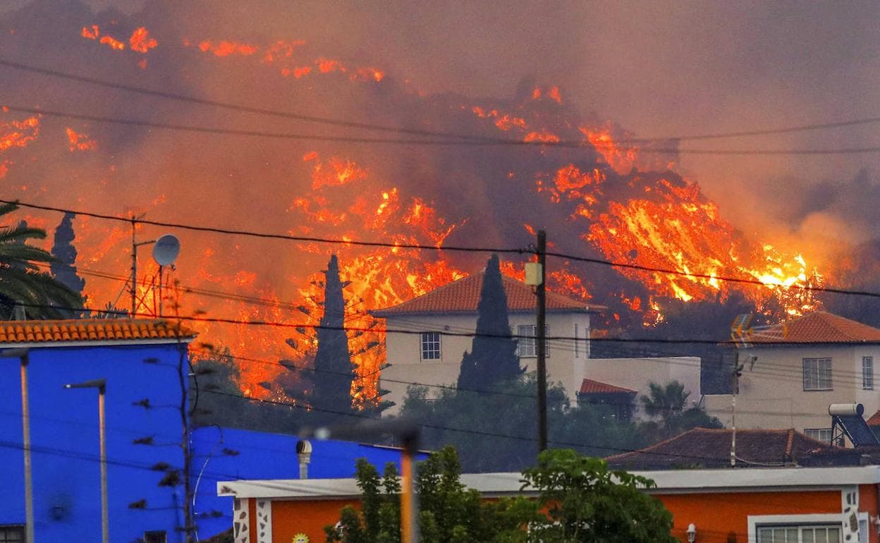 La colada ha destrozado alrededor de 150 casas en su avance imparable hacia el mar. 