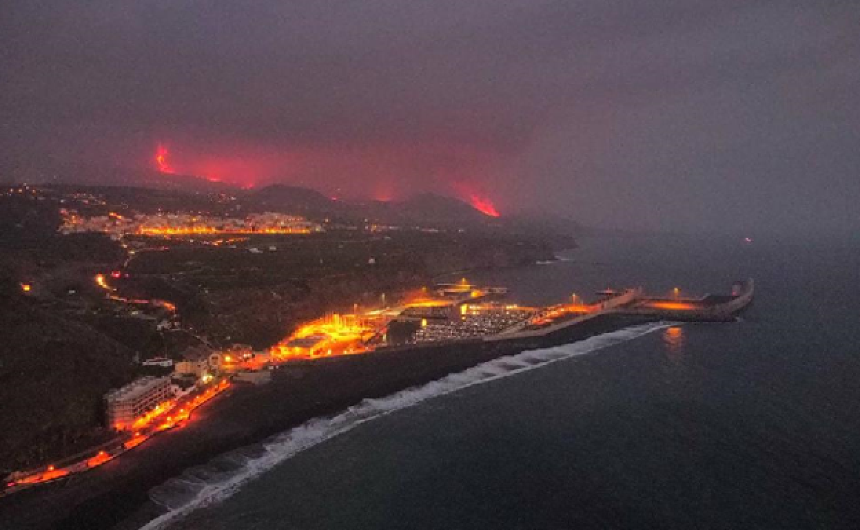 ¿Qué va a pasar ahora que ha llegado la lava a la costa? Estos son los peligros