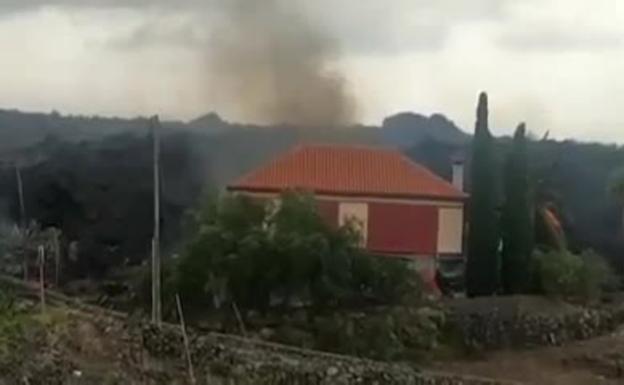 La lava destruye por completo una casa en La Palma