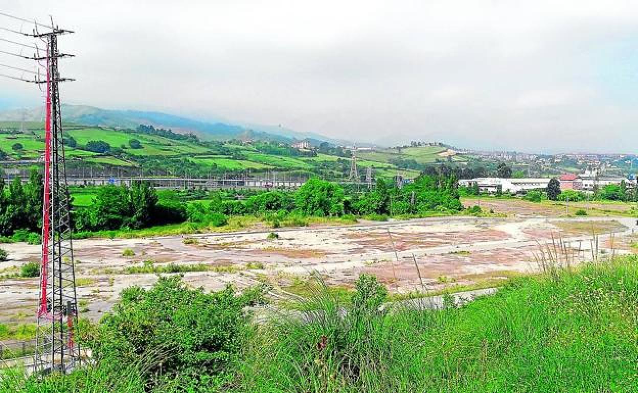 El polémico solar, ubicado a las afueras del populoso barrio de Kabiezes, lleva años vacío y en desuso. 