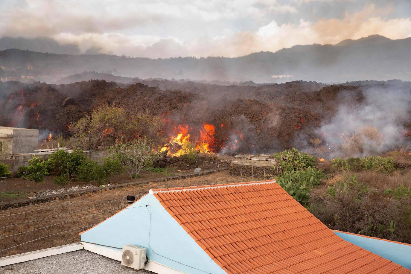 Fotos: El volcán de Canarias entra en erupción