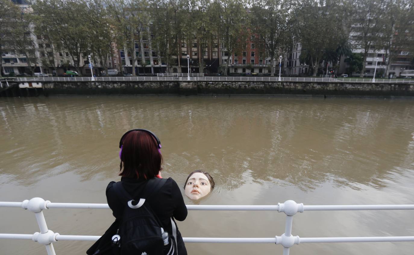 Fotos: La cabeza gigante de una niña flotando en la ría de Bilbao, en imágenes
