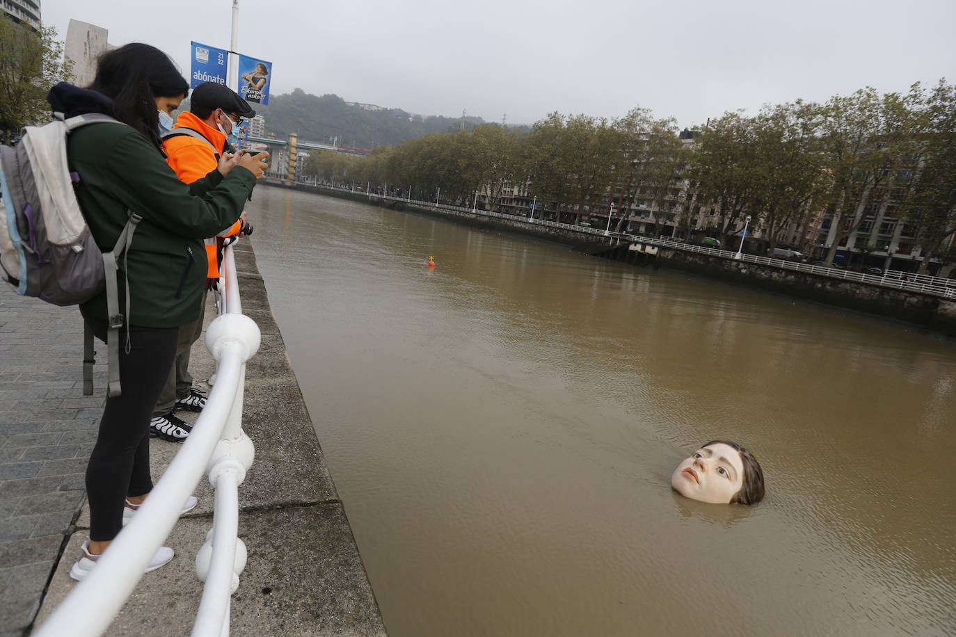 Fotos: La cabeza gigante de una niña flotando en la ría de Bilbao, en imágenes