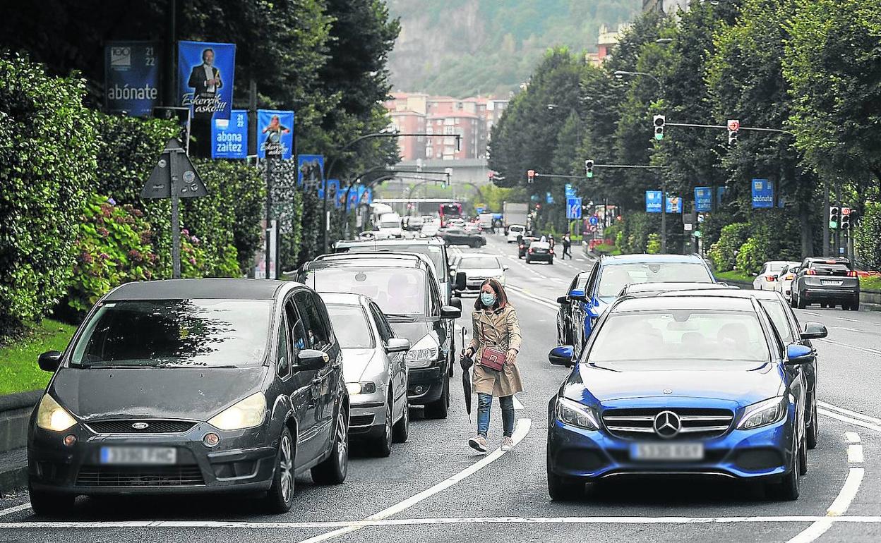 Tráfico en Sabino Arana, uno de los ejes de entrada al centro de Bilbao que más movimiento registra. 