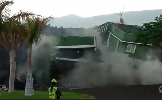 Erupción en La Palma: Impactantes imágenes de la lava devorando una casa en La Palma