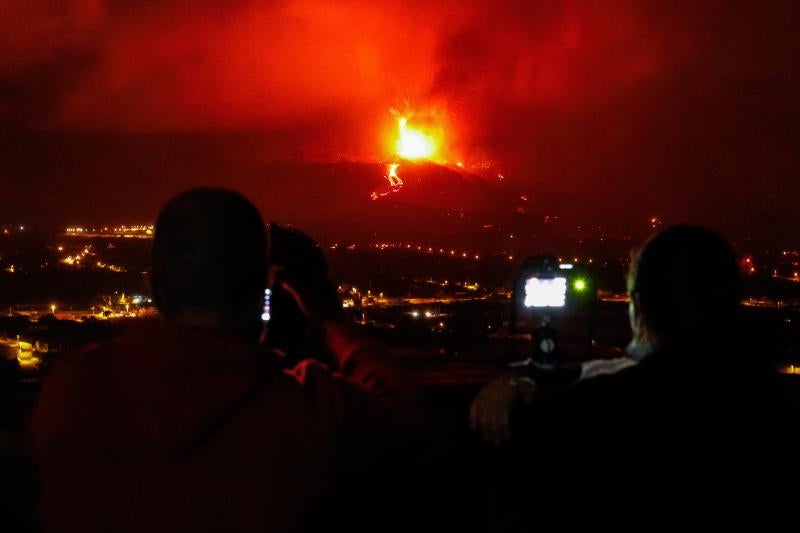 Fotos: El volcán de Canarias entra en erupción