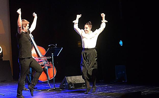 Nagore y Arkaitz también bailan con Xabi Aburruzaga. CARLOS Gª AZPIAZU