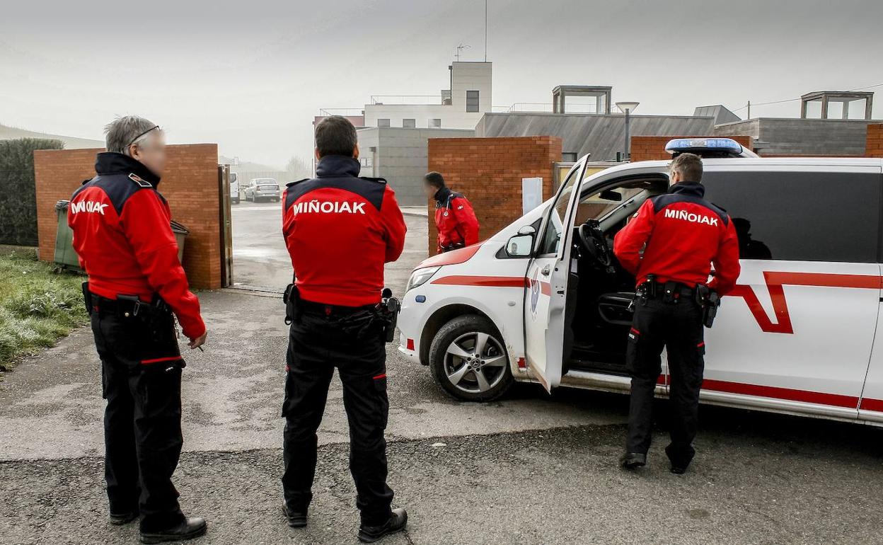 La Fiscalía pide «más de 100 años» a 10 clientes que pagaron por sexo a  menores tutelados en Álava | El Correo