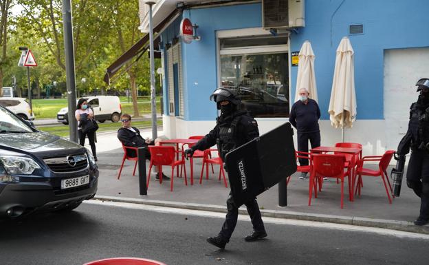 Imagen principal - Algunos momentos del operativo policial. 