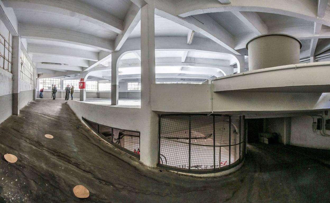 Interior de la gasolinera Goya, que cuenta con dos plantas conectadas por una rampa y una terraza superior. 