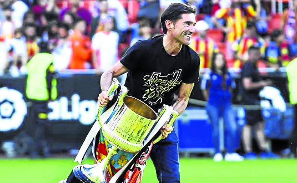 Marcelino levantó una Copa del Rey, ganada ante el Barça, con el Valencia. 