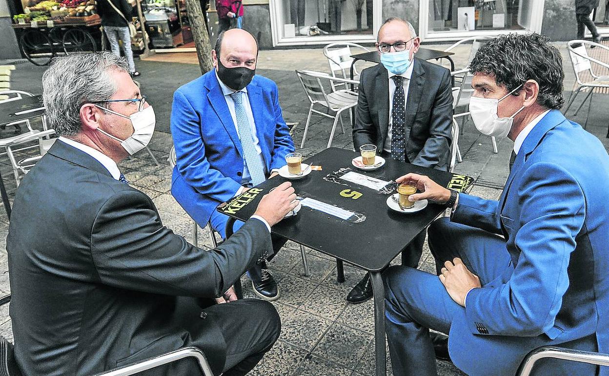 El presidente del PNV, Andoni Ortuzar, toma café con Olano y los otros dos diputados generales, Unai Rementeria y Ramiro González. 