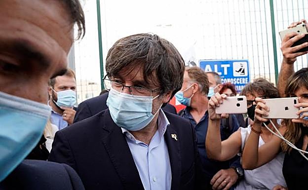 Puigdemont sale de la cárcel italiana de Sassari.