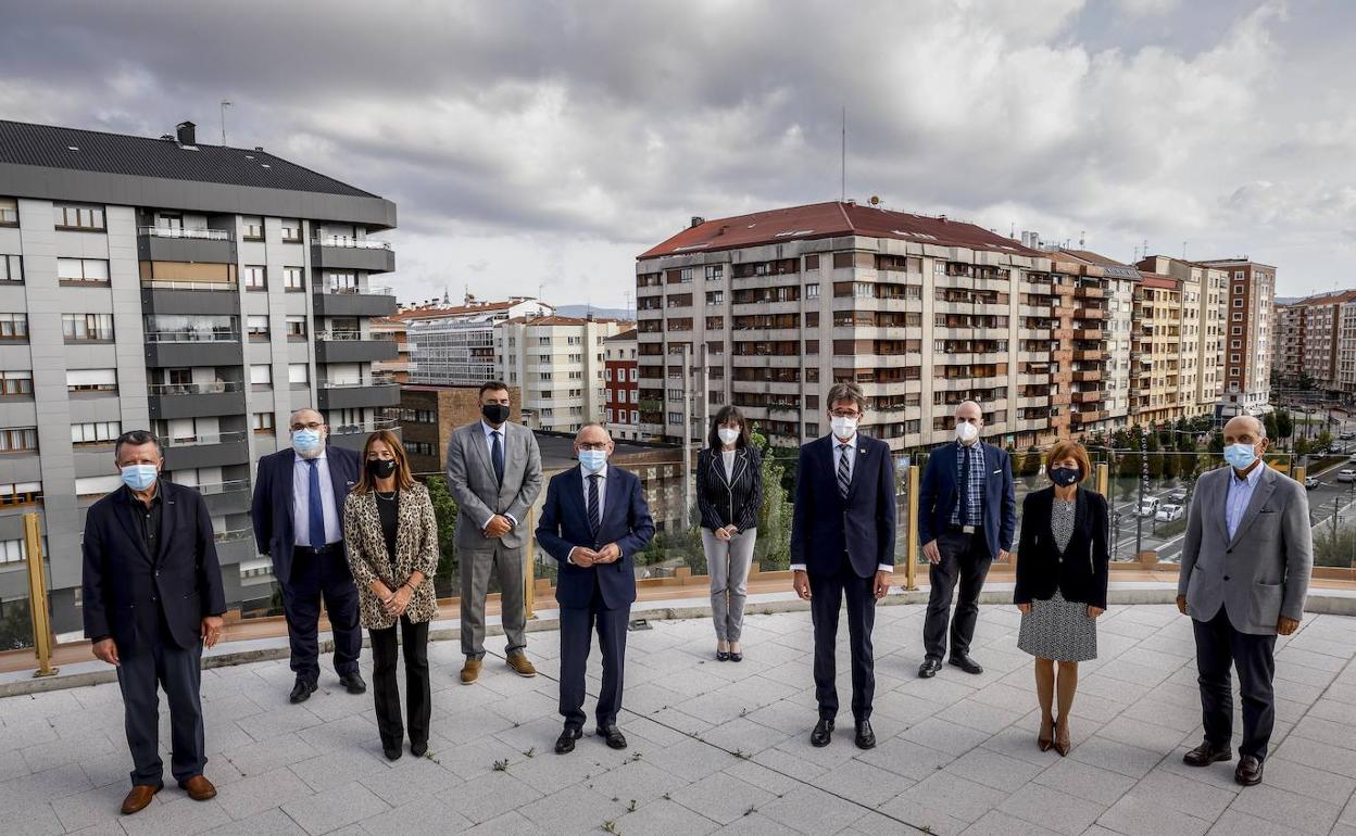 Titos (Mercedes), Esmorís (Sernauto), Bilbao (Parque Tecnológico), Sáenz (Tecnalia), Ramiro González, Gisbert (CIC), Gorka Urtaran, Zubillaga (Clúster de la Movilidad), Igartua (UPV) y Arconada (Michelin).