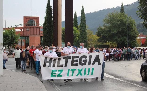 La manifestación recorrió el centro de Llodio. 