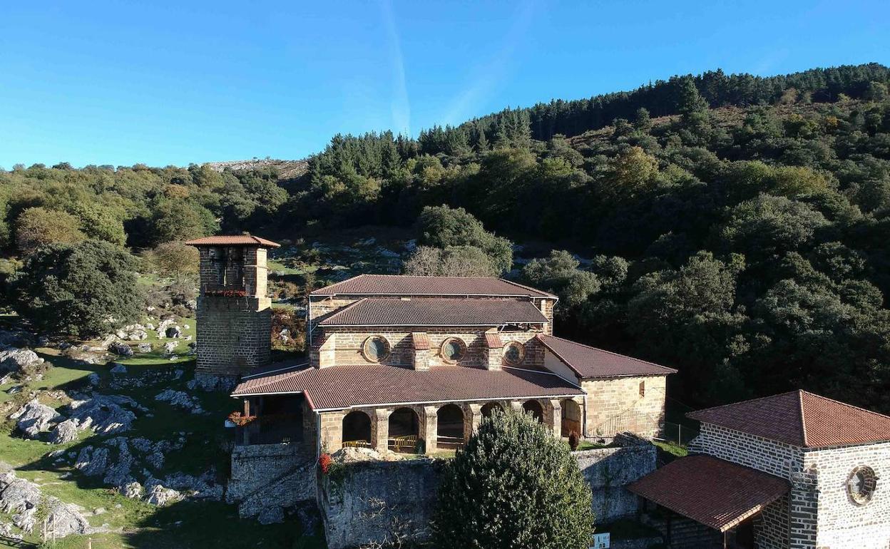 El ciclo incluye unos encuentros de historia en Santa María del Yermo, en Llodio. 