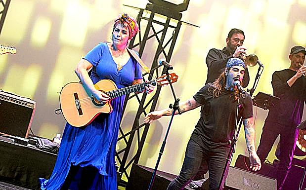 La jefa y los tres hombres de su octeto, delante su hijo