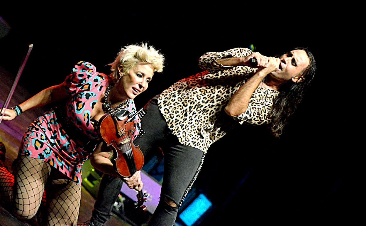 Abriendo el bis con 'Highway to tell' de AC/DC. 