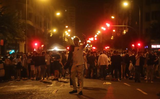 Imagen del macrobotellón en Díaz de Haro. 