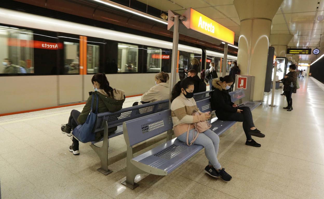 Metro Bilbao y Bilbobus amplían su servicio nocturno los sábados | El Correo