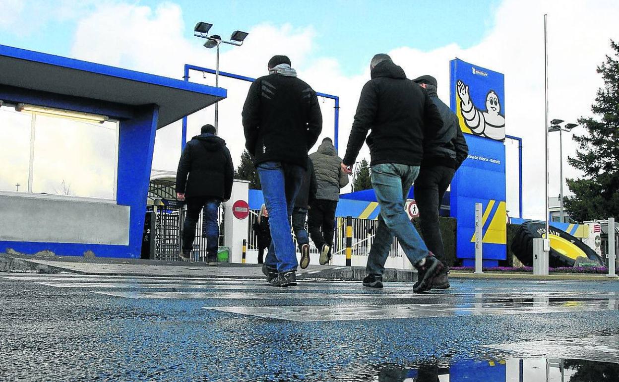 Trabajadores de Michelin entran a las instalaciones de la fábrica en Vitoria.