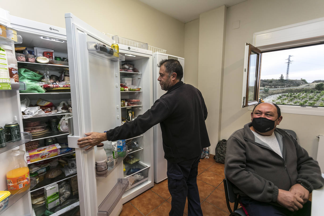 Francisco López muestra los frigoríficos del albergue