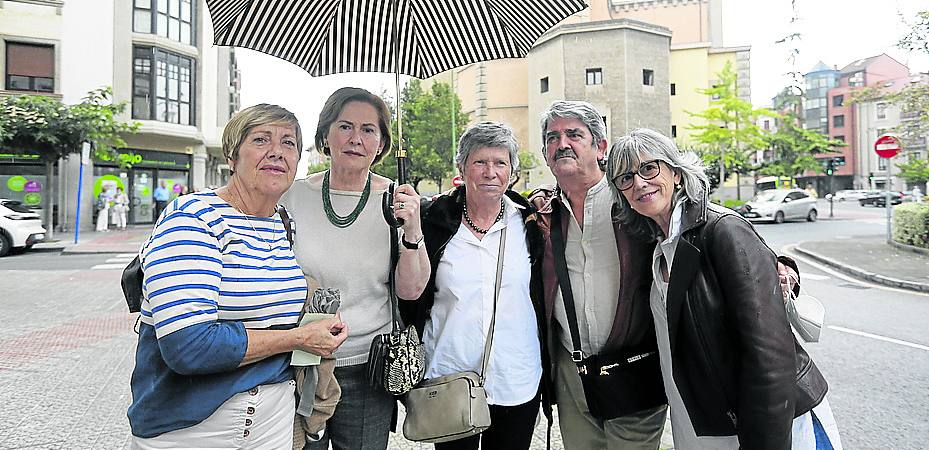 Txaro y Nieves Azurmendi, Rosa Suárez, José Antonio Azurmendi y Concha Pascual. 