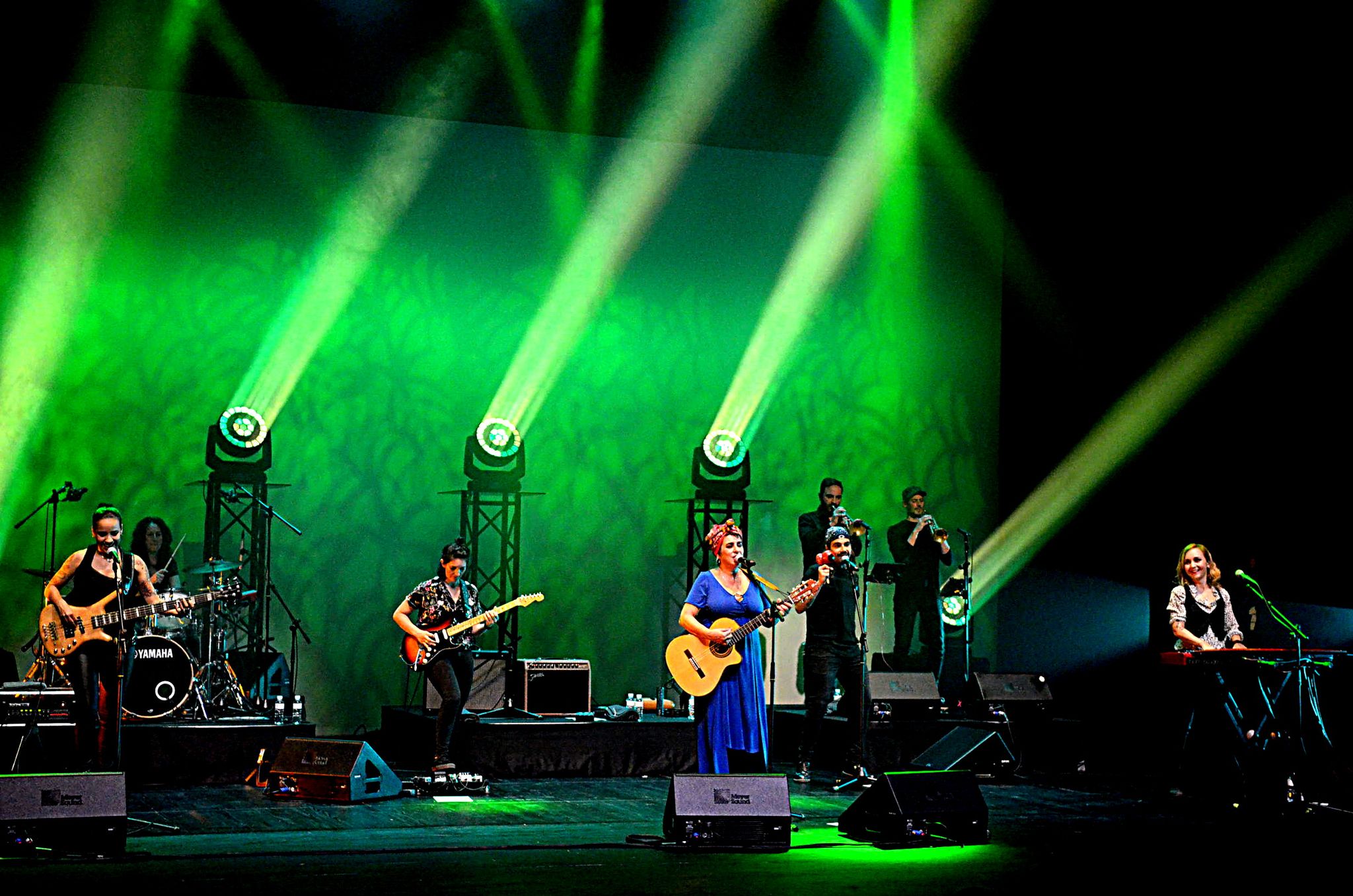 El ochote completado por cinco músicas y tres muchachotes