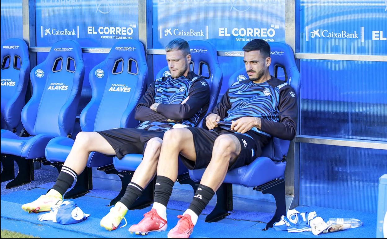 Guidetti y Joselu, en el banquillo.