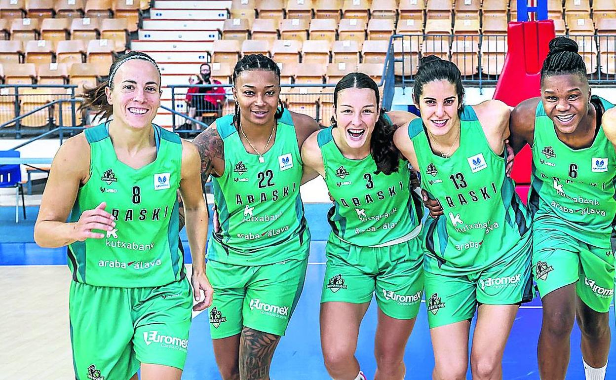 Asurmendi, Atkinson, Alonso de Armiño, Pardo, Dongue, Sánchez y Zec, posan durante la celebración del Media Day. 