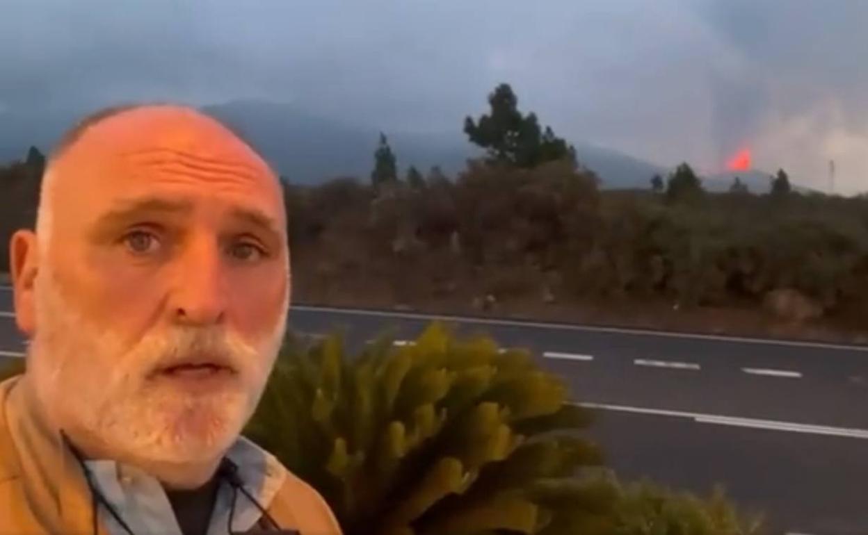 José Andrés a su llegada a Canarias con el volcán detrás.