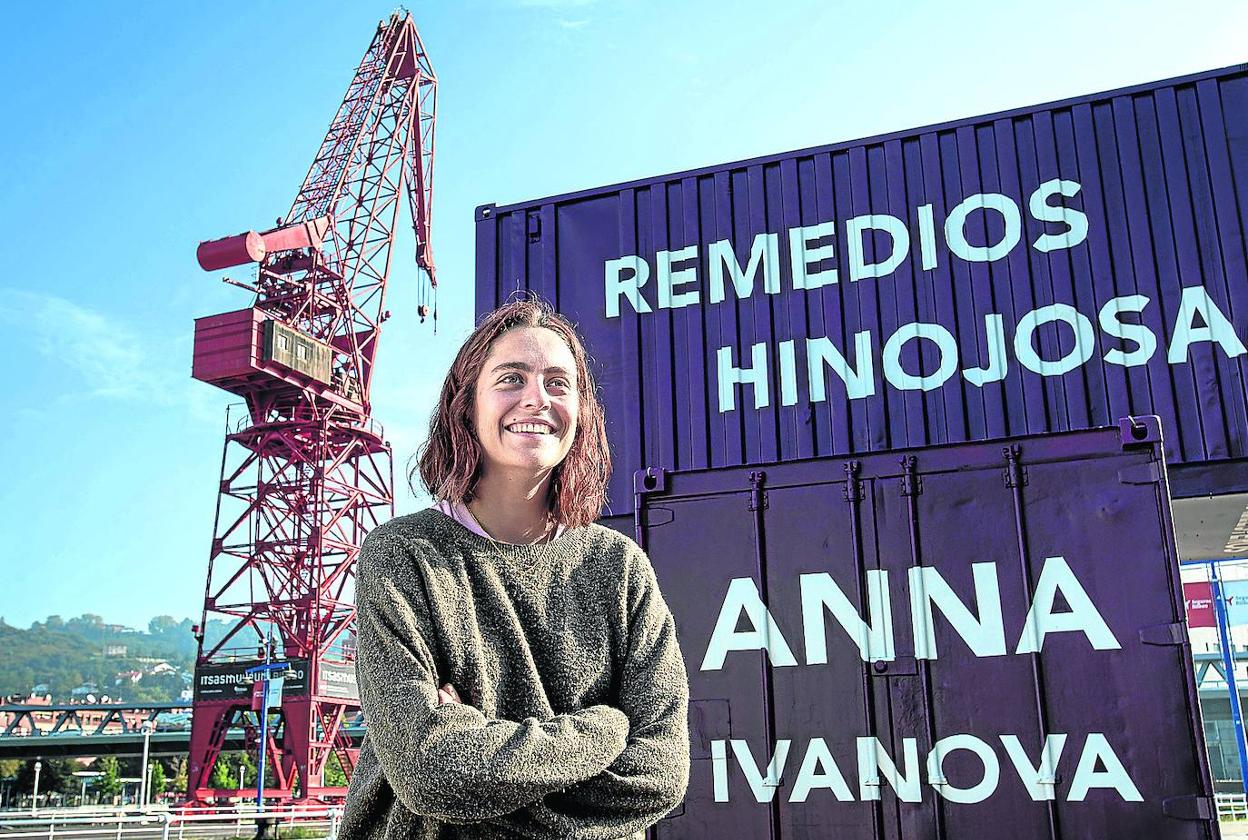 Idoia Leache delante de dos de los tres contenedores que componen su obra. 