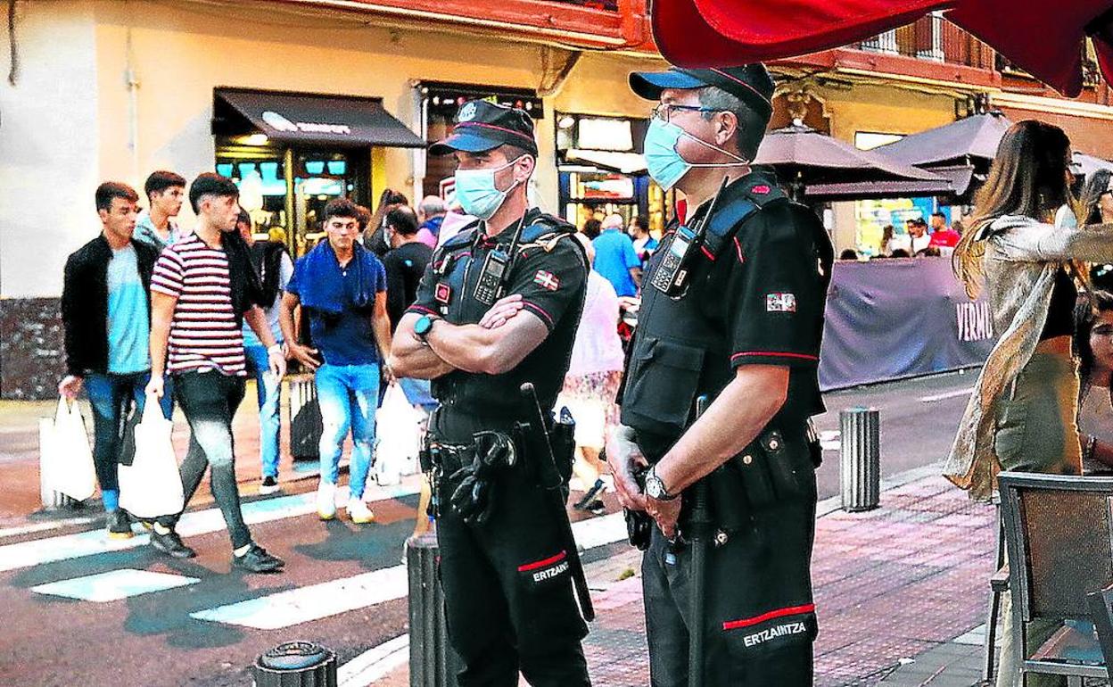 Agentes de la Ertzaintza apostados anoche en uno de los puntos más calientes de Pozas. 