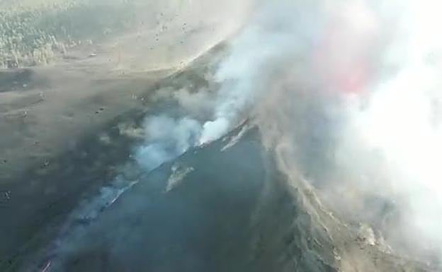 El cono del volcán de La Palma se rompe: así está en su fase más explosiva