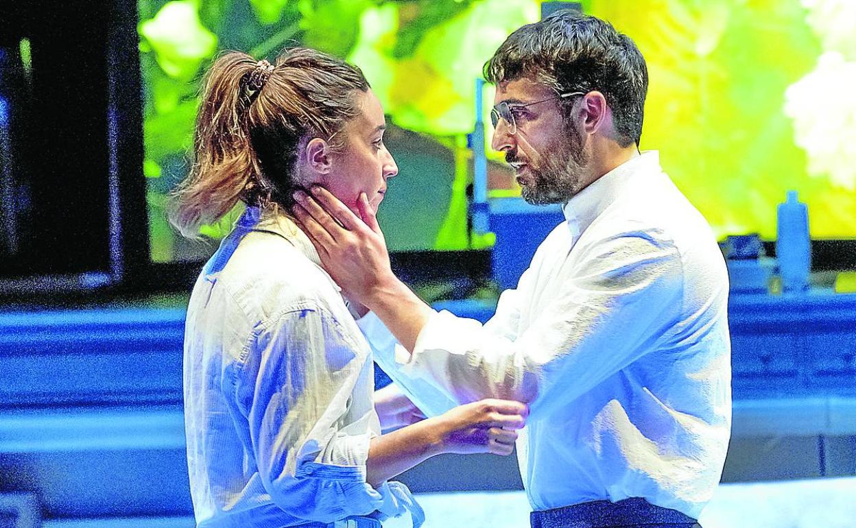 Ane Pikaza y Aitor Borobia en una escena de la obra, que este fin de semana se representa en euskera. 