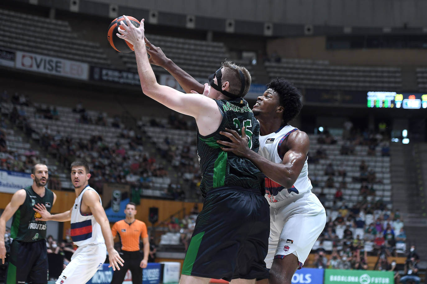 Fotos: Las mejores imágenes del Joventut-Baskonia