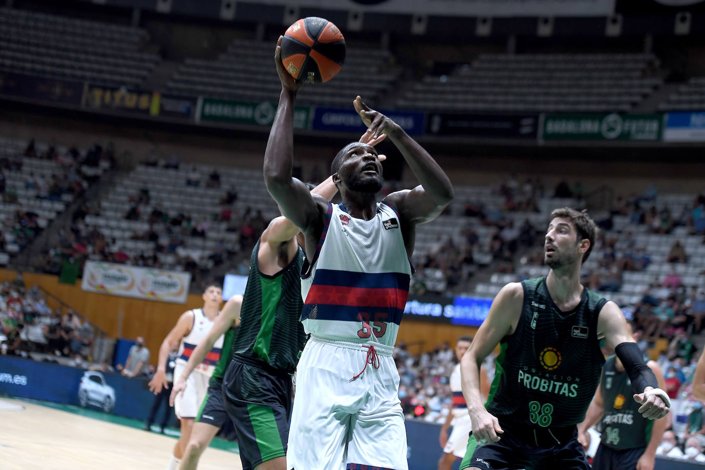 Fotos: Las mejores imágenes del Joventut-Baskonia