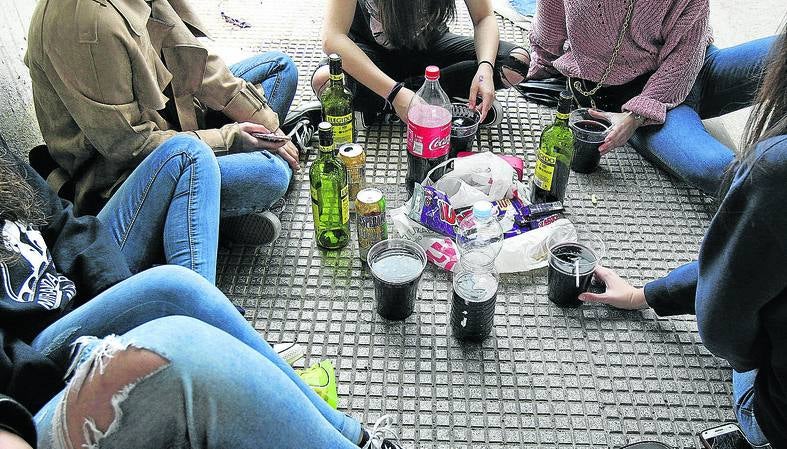 Los botellones se sucedieron por toda la ciudad.