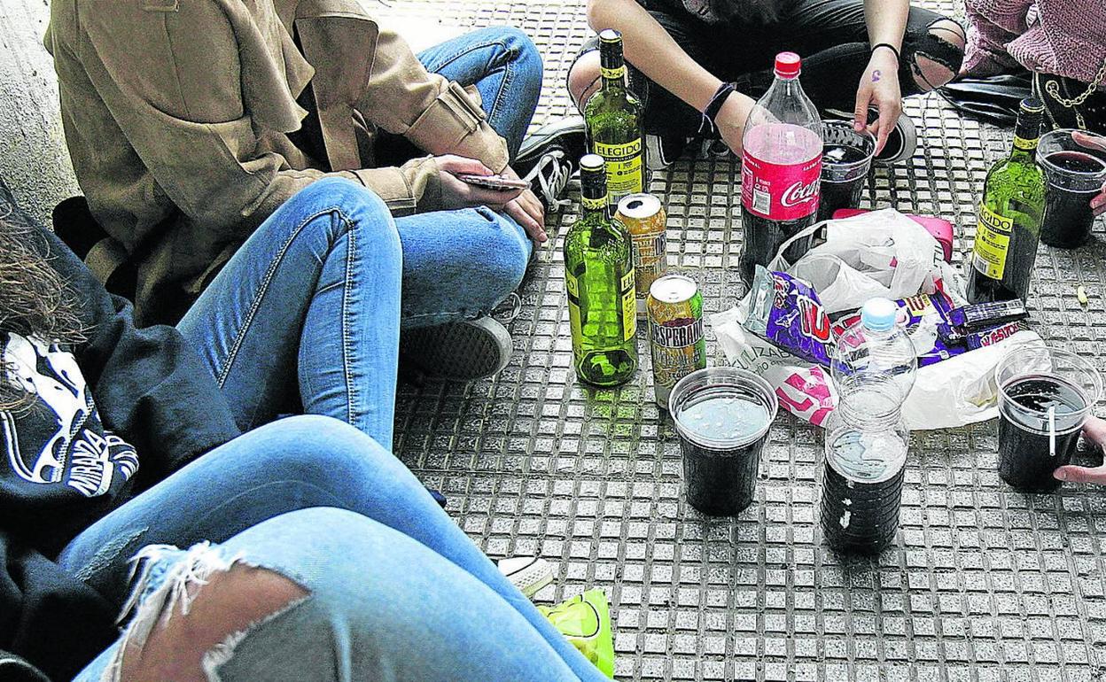 Grupo de jóvenes realizando botellón en la calle, un problema social cada vez más común en Miranda. 