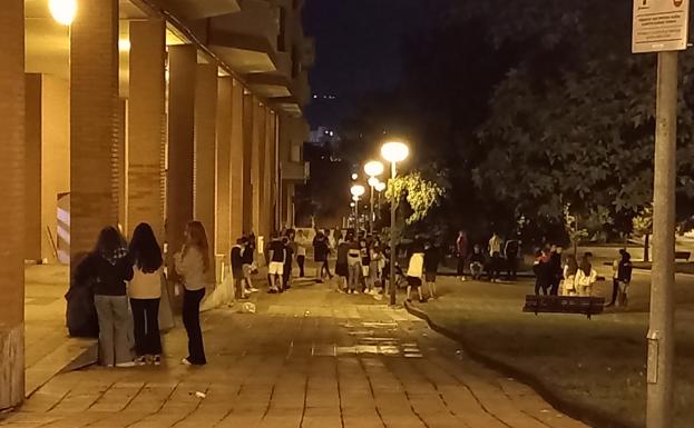 Mu pocos jóvenes en uno de los parques de la localidad. 