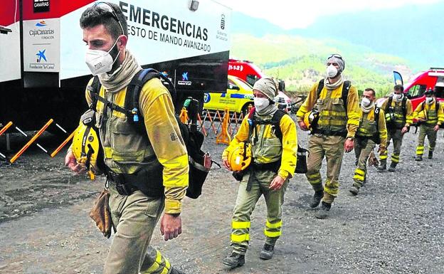 Una brigada del EIRIF se dirige a la zona de intervención desde el puesto de mando, ubicado en el centro de visitantes de la Caldera de Taburiente.